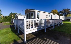 Great 6 Berth Caravan For Hire At Manor Park In Hunstanton Norfolk Ref 23014W
